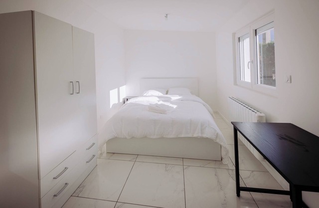 Private room in Toulouse with bathroom