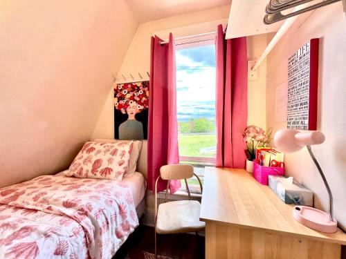 Private Room TINY with Shared Bathroom near SeaTac Airport and Downtown Seattle