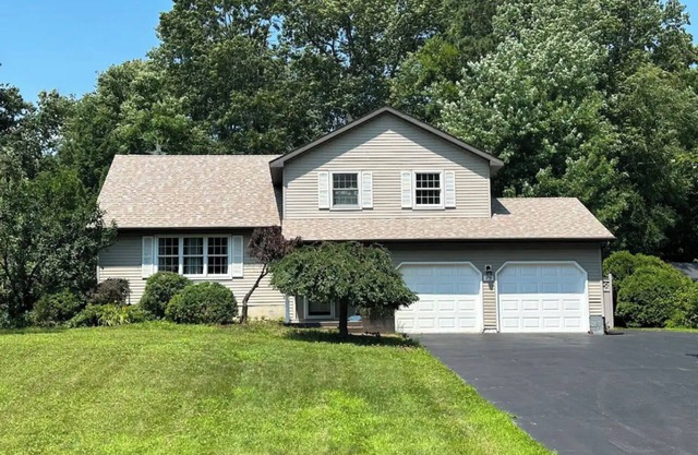 Private, spacious 4 bedroom 2 bath 15 mins to Saratoga track w/Pool and hot tub