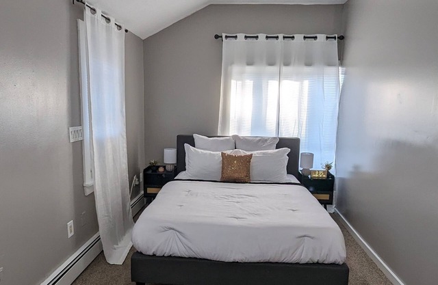 Private, Spacious, Comfy 1 bedroom Entire Suite, Separate Entry & Onsite Parking