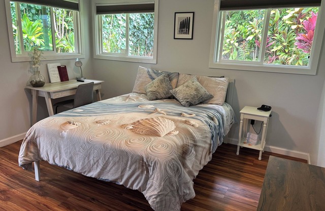 Private Studio, 10 min walk to Hakalau Beach, Hamakau Coast. 15 min to Honoli'i