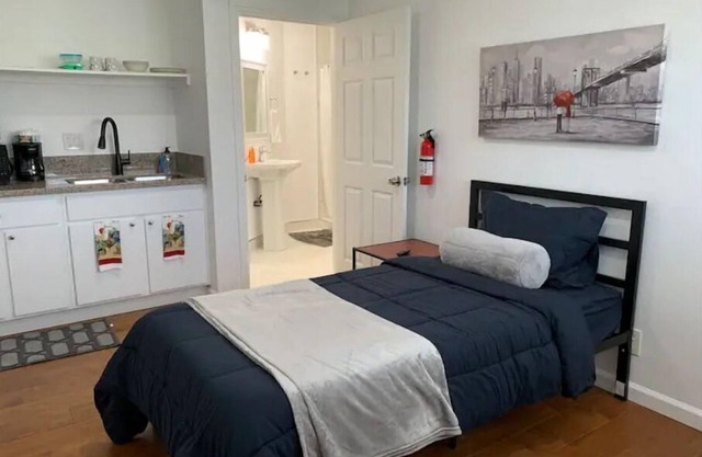 Private Studio/Downtown/Free Washer/Dryer/Fast Wi-Fi