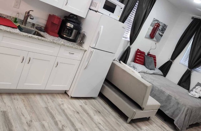 Private studio with working space, in Lake Worth Beach