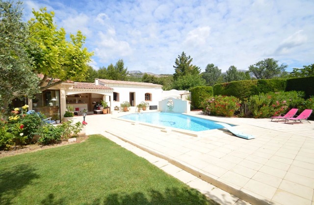 Private swimming pool and tennis court 20 minutes from Aix, in the heart of the Sainte Victoire region