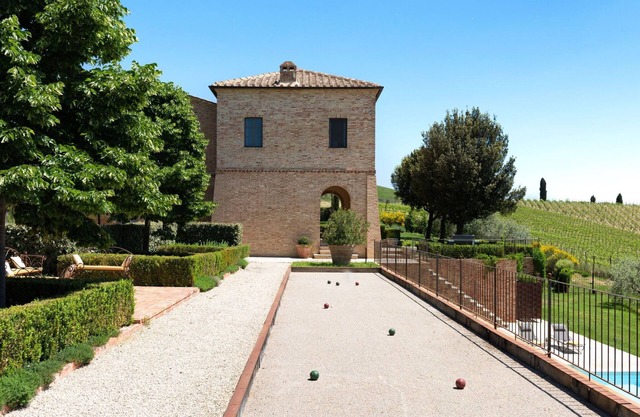 Private Villa with WIFI, private pool, A/C, TV, patio, panoramic view, parking, close to Montalcino