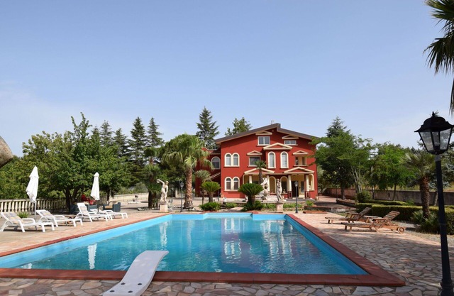 Private Villa with WIFI, hot tub, private pool, patio, pets allowed, panoramic view, parking