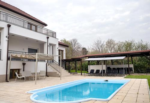 Private Villa with 5BD, Pool & Stunning Sea Views by Flat Mаnаger