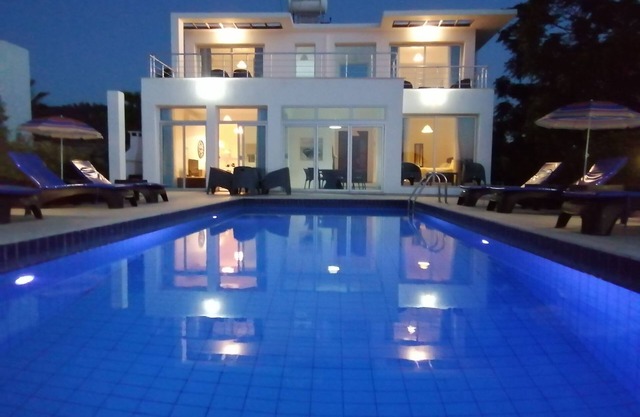 Private villa with HEATED POOL, 3 ensuites, FREE WiFi & UK TV, AC in all rooms