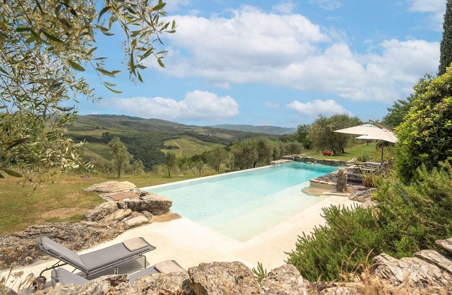 Private Villa with WIFI, private pool, hot tub, TV, patio, panoramic view, close to Greve In Chianti