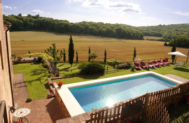 Private Villa with WIFI, private pool, A/C, hot tub, TV, patio, panoramic view, close to Siena
