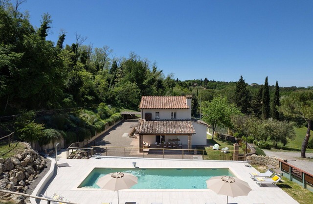 Private Villa with WIFI, private pool, A/C, TV, patio, panoramic view, close to San Gimignano