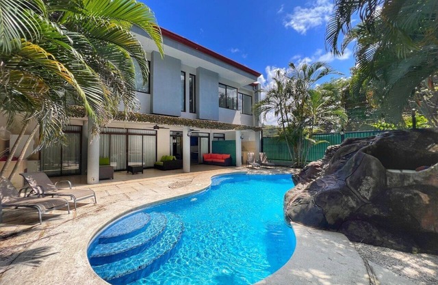 Private Yard with Pool and Waterfall - Sleeps 8