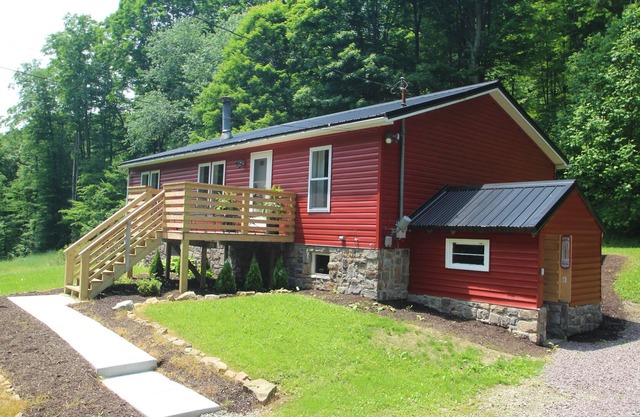 Private Year Round Getaway--Close to Ski Resorts, Fallingwater--with Hot Tub!