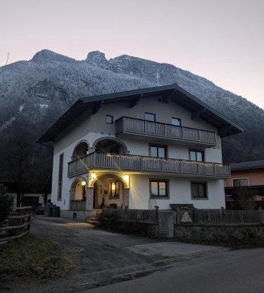 Privatzimmer und Küche mit Balkon und Ausblick