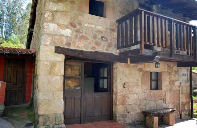Privileged house for its location: in the middle of the MOUNTAIN and only 14km from the BEACH.