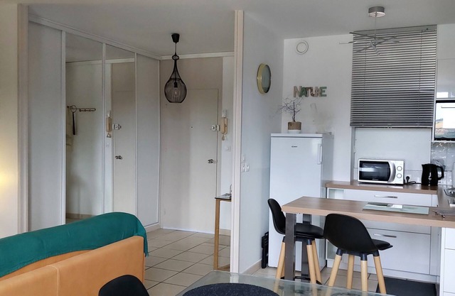 Proche Commodités. Parking + Garage Fermé Inclus .résidence Calme