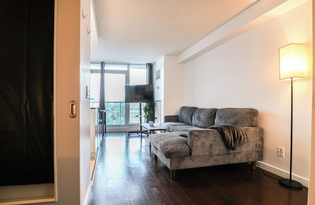 Professional Suite in DT Toronto with Pool, Sauana, Gym