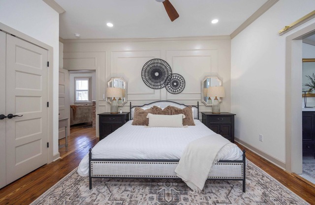 Promenade on Poplar- Brand New, Beautifully Decorated Cozy 2 Bedroom w/King Bed
