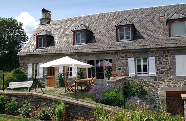 PROMO GITE FISHING, RANDO, Detailing at the foot of Puy Mary in Cantal