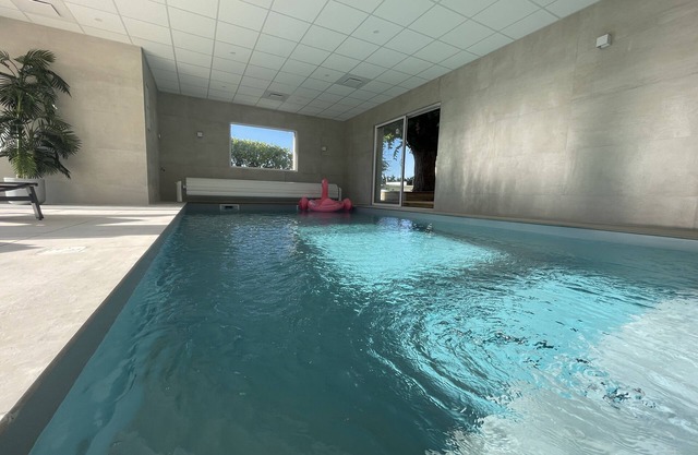 Property with indoor pool 15min DISNEYLAND