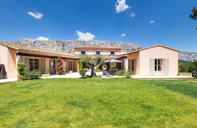 Provencal villa in the heart of the Pays d'Aix and the Sainte Victoire, breathtaking view