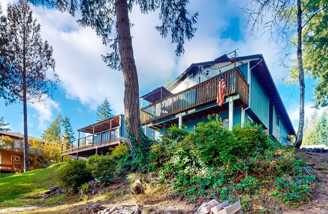 Puget Sound Waterfront Home-WIFI, Kayaking, Partial A/C