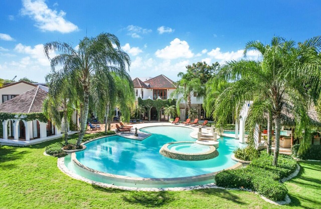 Punta Aguila 61: Lavish villa w/full staff, resort pool, Jacuzzi & golf carts