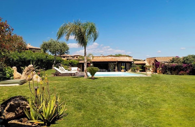 Puntaldia Seaview Fourn5 bedroomed villa with large garden, sea views and pool