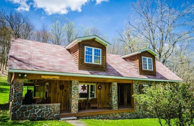 Pura Vida | 3BR, 2BA, Hot Tub, Private, Dog Friendly, Borders State Park!