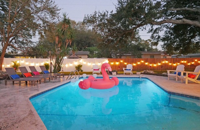 Putt Putt! Pool & Private Fenced in Yard - close to the beach!