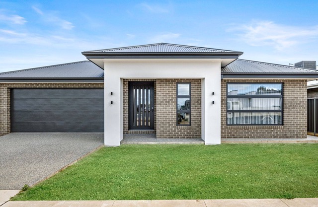 Putters Retreat short stroll to the Sebel , Black bull Golf course and Lake Mulwala
