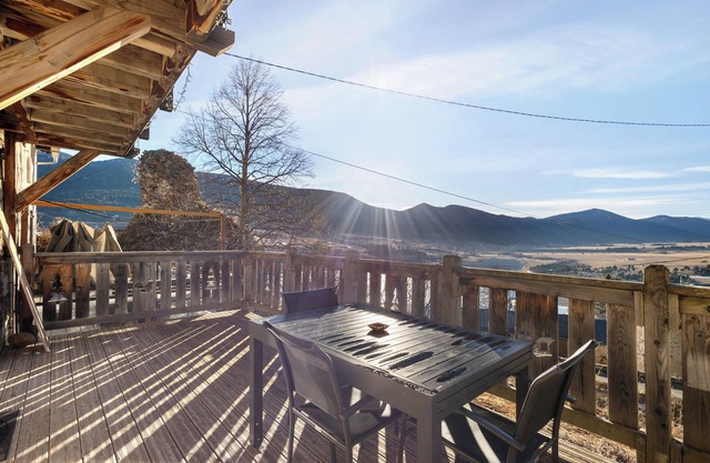 Puyvalador House – Mountain Charm, Stunning Lake View, 10 min from Ski Slopes