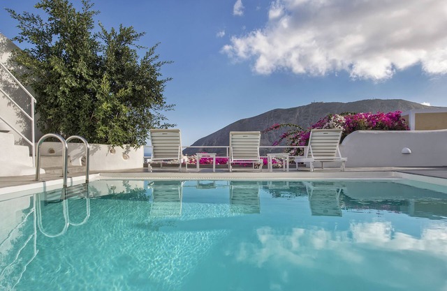 Pyrgos 3-bed Villa, Sleeps 8, With Pool and Aircon