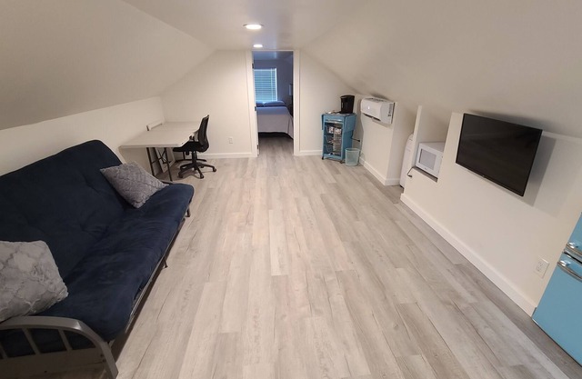 Quaint 1 bedroom upstairs loft, new construction in 2021, 8 mins from Sylacauga.