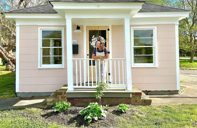 Quaint 1910 cottage directly across from Grant's Headquarters in City Point, VA.