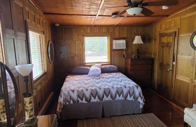 Quaint and peaceful waterfront cabin #3-1-Bdrm,upper.