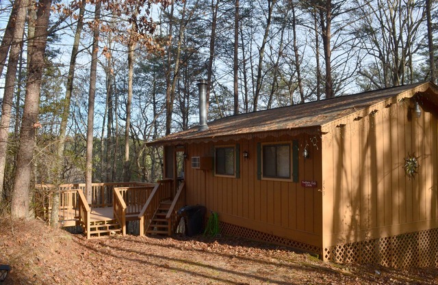 Quaint cabin w/hot tub-10 min from Helen!