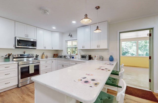 Quaint, countryside bungalow across from bike trail with screened lanai & WFH