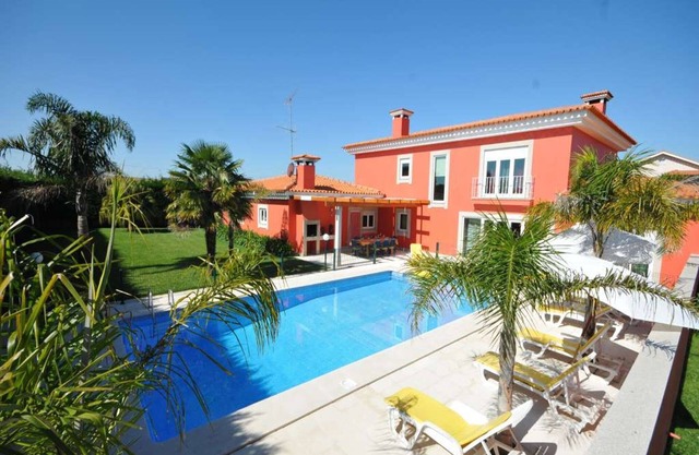 Quaint Esposende Villa | 5 Bedrooms | Villa Esposende Retreat | Fenced Private.