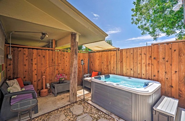 Quaint Garden City Studio with Hot Tub Pets Welcome
