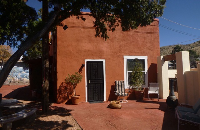 Quaint Historic Circa 1914 Bungalow style Apt.