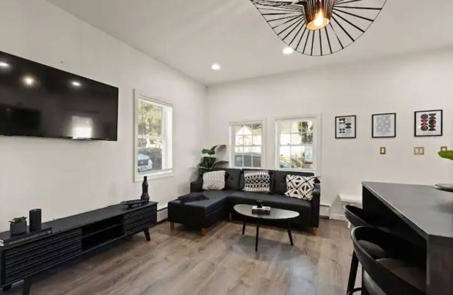 Quaint Home Near Boston & Salem with private yard