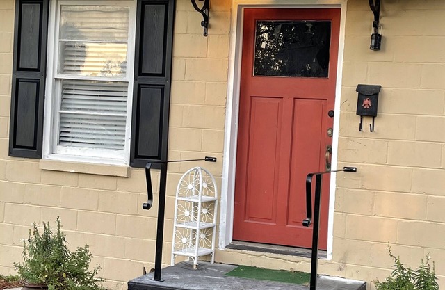 Quaint rural downtown community close to springs, 3 rivers, biking & equestrian