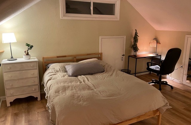 Quaint Studio Space, right next to Macalester College, 5 miles uptown/downtown