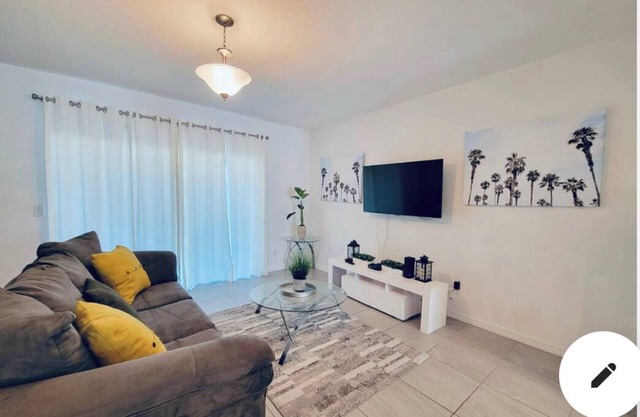 Quaint townhome with AC in charming Davenport