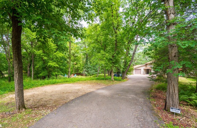 Quaint Urban Cottage/Guest House on 3 acre wooded lot over looking a pond.