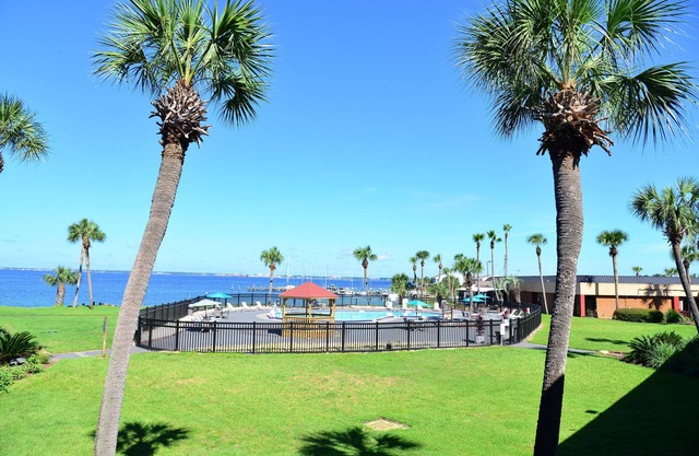 Quality Inn & Suites Gulf Breeze Bayside near Pensacola Beach