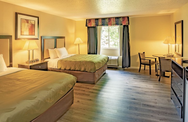 Quality Inn & Suites Woodstock near Lake Geneva