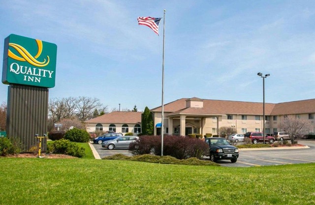 Quality Inn & Suites Woodstock near Lake Geneva