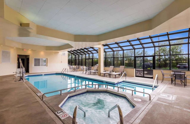 Quality Suites Milwaukee Airport